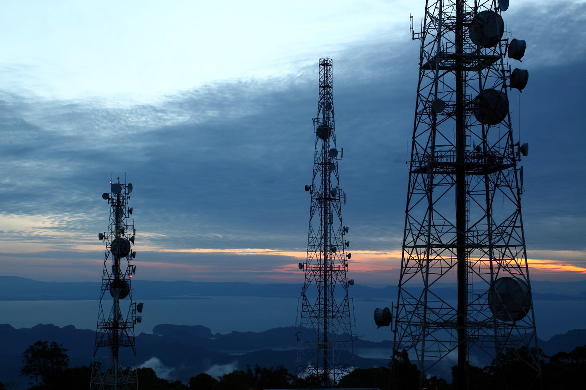 shutterstock_cell_towers